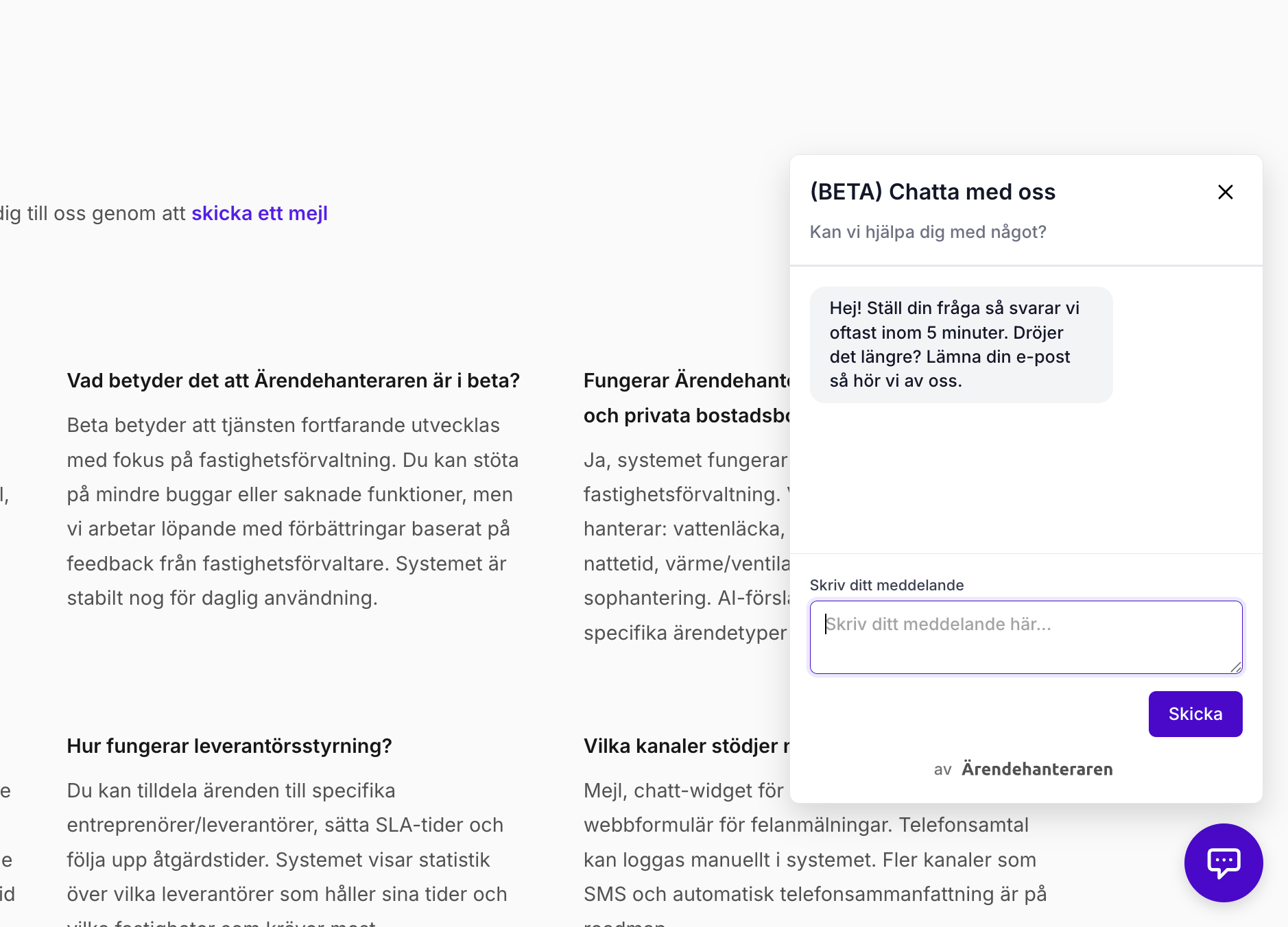 Webbplats med inbäddad chattruta för livechat ärenden nere till höger